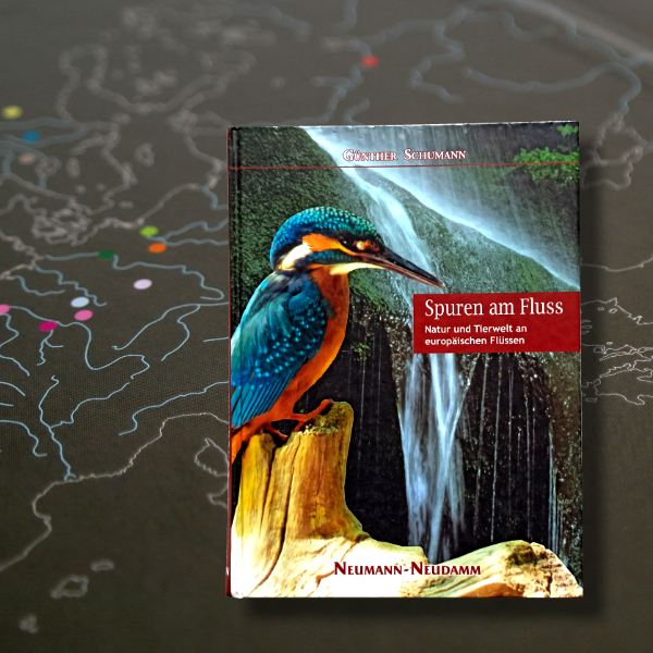 Hier habe ich den Bildband "Spuren am Fluss" gestaltet. Ich habe Layout, Grafik-Design sowie die Bildbearbeitung übernommen.